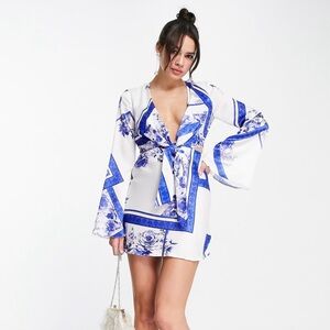 Chinaware scarf inspired satin mini dress with flared sleeve & cut out sides 💙🤍